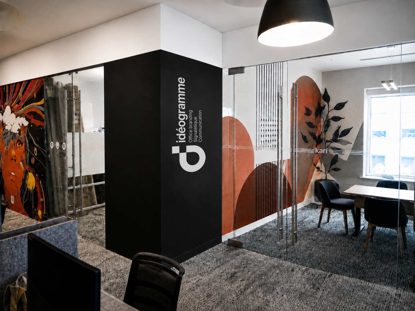 Bureau moderne avec graphisme mural